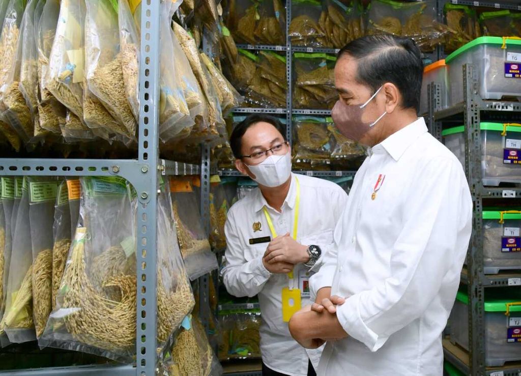 Presiden Joko Widodo melihat gudang plasma nutfah yang menyimpan berbagai koleksi dan konservasi plasma nutfah tanaman padi di Balai Besar Penelitian Tanaman Padi, Subang, Selasa (12/7/2022).