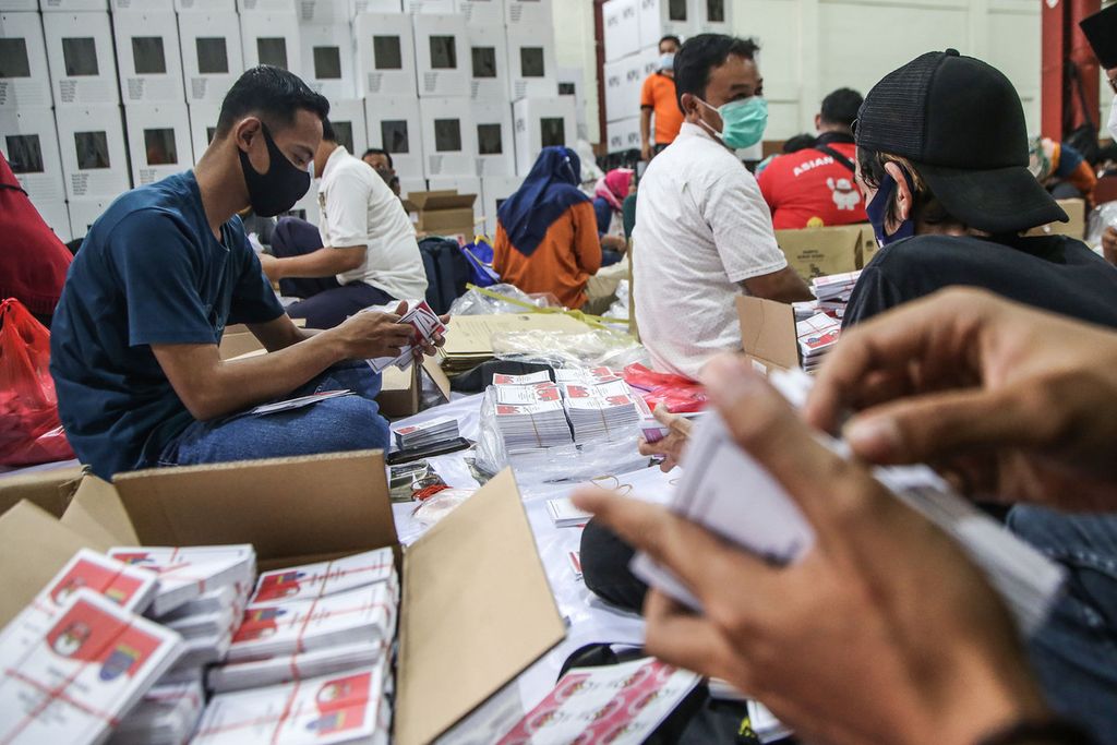 Petugas menyortir surat suara Pilkada Depok di Gudang Logistik Komisi Pemilihan Umum (KPU) Kota Depok, Cimanggis, Depok, Jawa Barat, Senin (23/11/2020).  