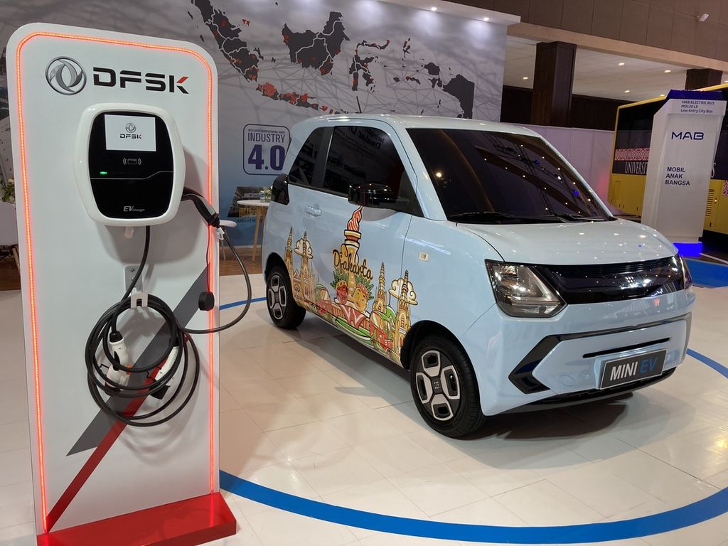 Mobil listrik mini DFSK Mini EV dipamerkan di Periklindo Electric Vehicle Show 2022 di Jakarta International Expo Kemayoran, Jakarta Pusat, Jumat (29/07/2022). Mobil listrik ini dikabarkan segera meluncur ke pasar otomotif Tanah Air.