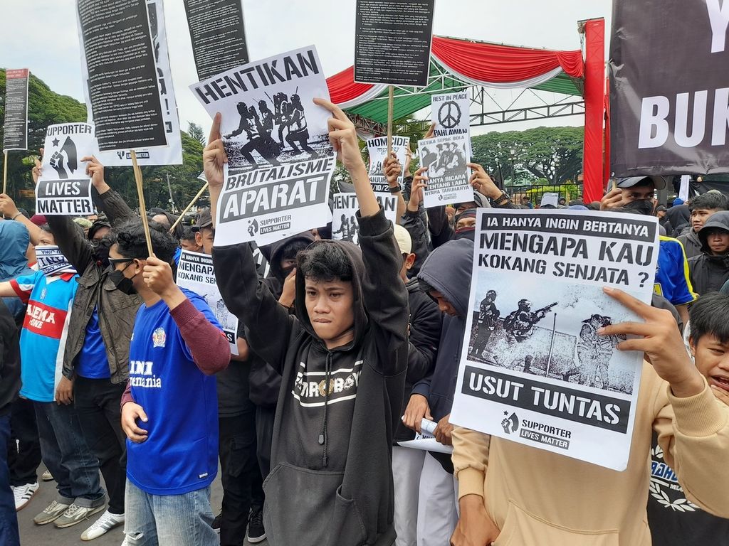 Sejumlah poster bernada tuntutan mewarnai aksi oleh seribuan Aremania di depan Bala Kota Malang, Jawa Timur, Kamis (27/10/2022). Mereka menuntut proses hukum yang adil terkait tragedi Kanjuruhan yang menewaskan 135 orang dan ratusan lainnya terluka itu.