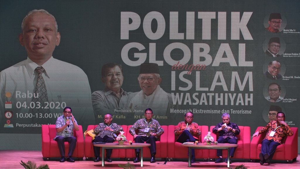 Diskusi bertema Politik Global dengan Islam Wasathiyah, Mencegah Ekstremisme dan Terorisme di Perpustakaan Nasional, Jakarta, Rabu (4/3/2020). Kegiatan tersebut menjadi bagian dari kegiatan tasyakuran dan peluncuran 8 buku Azyumardi Azra yang genap berusia 65 tahun. Para pembicara yang hadir adalah (dari kiri ke kanan) Direktur Eksekutif Centre for Strategic and International Studies (CSIS) Philips J Vermonte, Sekretaris Umum Pimpinan Pusat Muhammadiyah Abdul Mu'ti, mantan Menteri Agama Lukman Hakim Syarifudin, Pimpinan Majelis Pekerja Harian Persekutuan Gereja-gereja di Indonesia (PGI) Richard M Daulay, Pendiri SMRC Saiful Mujani, dan juga mantan Kepala Badan Pembinaan Ideologi Pancasila (BPIP) Yudi Latif.