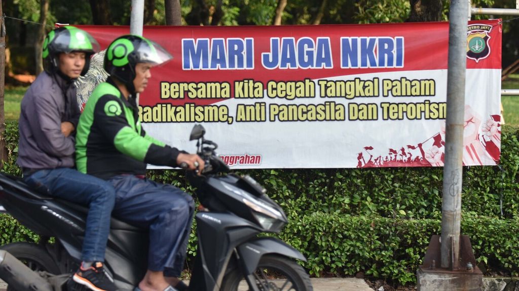 Beragam cara dilakukan aparat kepolisian untuk menghadapi gangguan dari kelompok radikalisme dan terorisme yang dilatarbelakangi ideologi dan agama yang bisa memecah Negara Kesatuan Republik Indonesia (NKRI). Salah satunya adalah dengan memasang spanduk ajakan untuk menjaga NKRI dengan mencegah paham radikalisme, anti-Pancasial dan terorisme, seperti yang ditemui di Jalan Kesehatan Raya, Pesanggrahan, Jakarta Selatan, Sabtu (1/2/2020). 