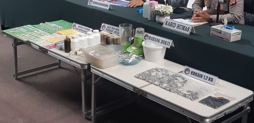 Barang bukti narkoba berupa kokain asal Brasil dan ekstasi buatan rumah di Jakarta. Direktorat Reserse Narkoba Polda Metro Jaya mengungkap dua kasus peredaran narkoba di wilayah mereka, di Markas Polda Metro Jaya, Jakarta, Rabu (19/10/2022).