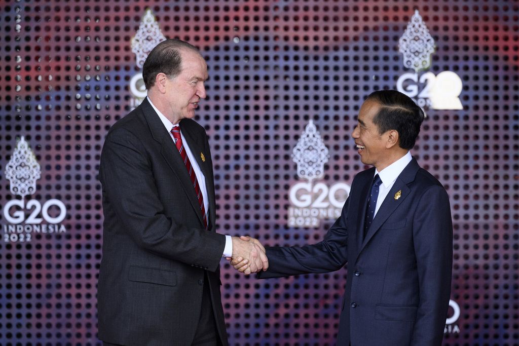 Presiden Bank Dunia David Malpass disambut Presiden Joko Widodo saat upacara pembukaan KTT G20 di Nusa Dua, Bali, 15 November 2022. 