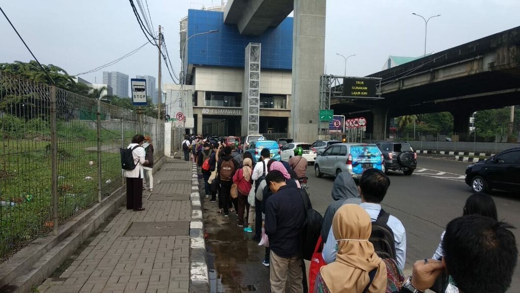 Antrean panjang calon penumpang memasuki Stasiun MRT Fatmawati, Jakarta Selatan, Senin (16/3/2020).