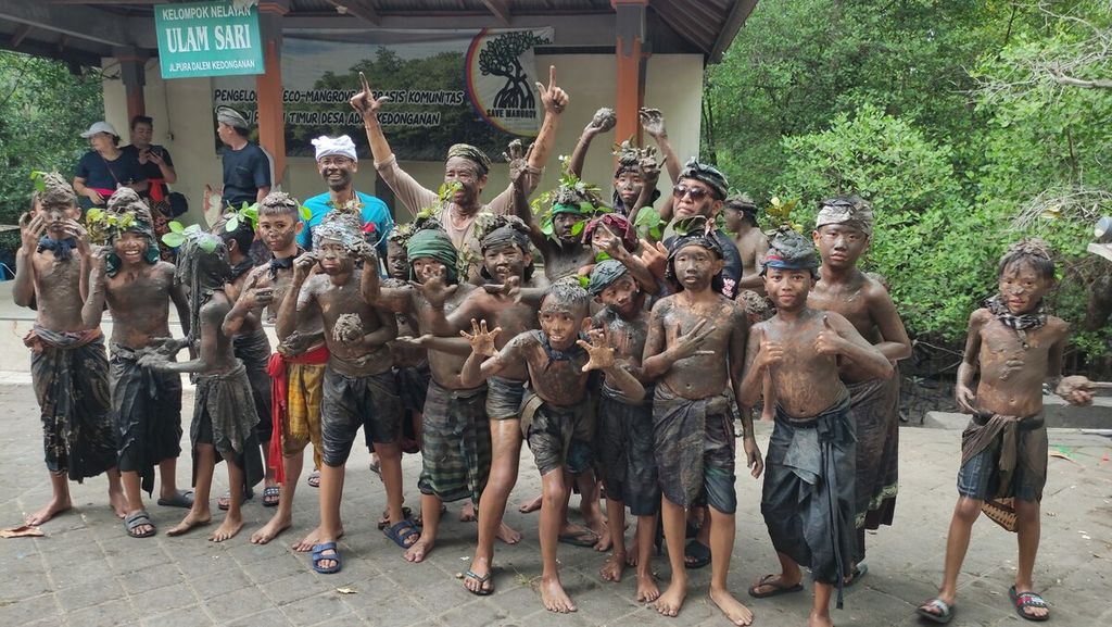 Keceriaan dan kegembiraan terpancar dari <i>krama </i>(warga) dan <i>yowana </i>(pemuda dan pemudi) Desa Adat Kedonganan, Kedonganan, Kuta, Kabupaten Badung, Bali, selesai mengikuti tradisi <i>mabuug-buugan </i>di tengah hutan mangrove Taman Hutan Raya Ngurah Rai, Kamis (23/3/2023).