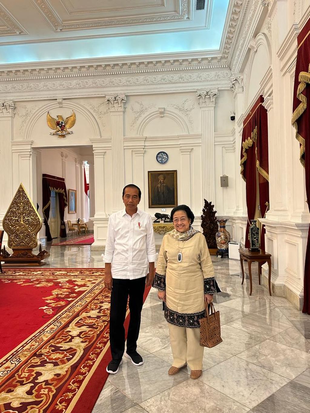 Kurang dari delapan bulan lagi pencalonan presiden dan wakil presiden, Ketua Umum PDI-P Megawati Soekarnoputri bertemu dengan Presiden Joko Widodo di Istana Merdeka, Jakarta, Sabtu (18/3/2023).