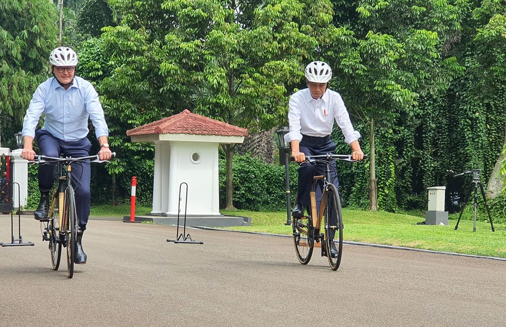 Presiden Joko widodo dan Perdana Menteri Australia Anthony Albanese bersepeda bersama di kompleks Istana Bogor, Jawa Barat, Senin (6/6/2022). 