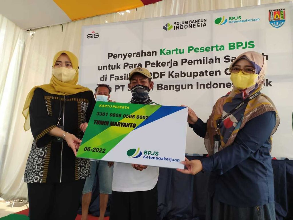 Pemilah sampah di Cilacap menerima kartu BPJS Ketenagakerjaan di Cilacap, Jawa Tengah, Kamis (16/6/2022).