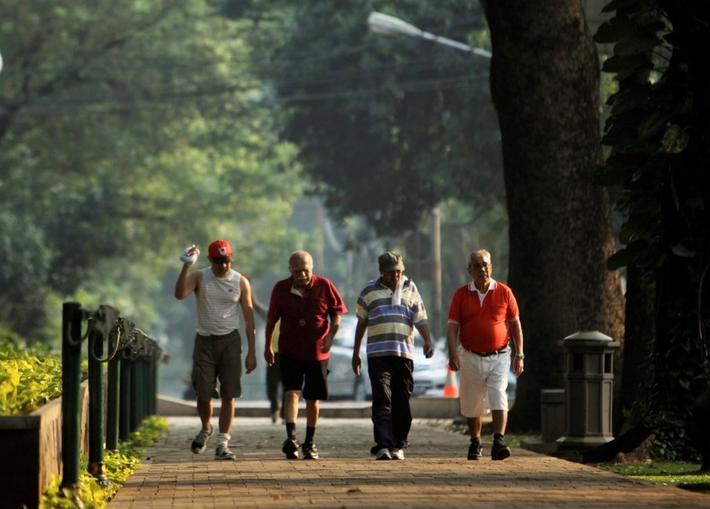 Para lansia melakukan olahraga jalan pagi dengan memutari Taman Suropati dan Taman Lembang, Jakarta Pusat, Jumat (13/5/2011). Mereka rutin melakukan itu untuk menjaga kesehatan dan bersosialisasi dengan para pejalan kaki lainnya.