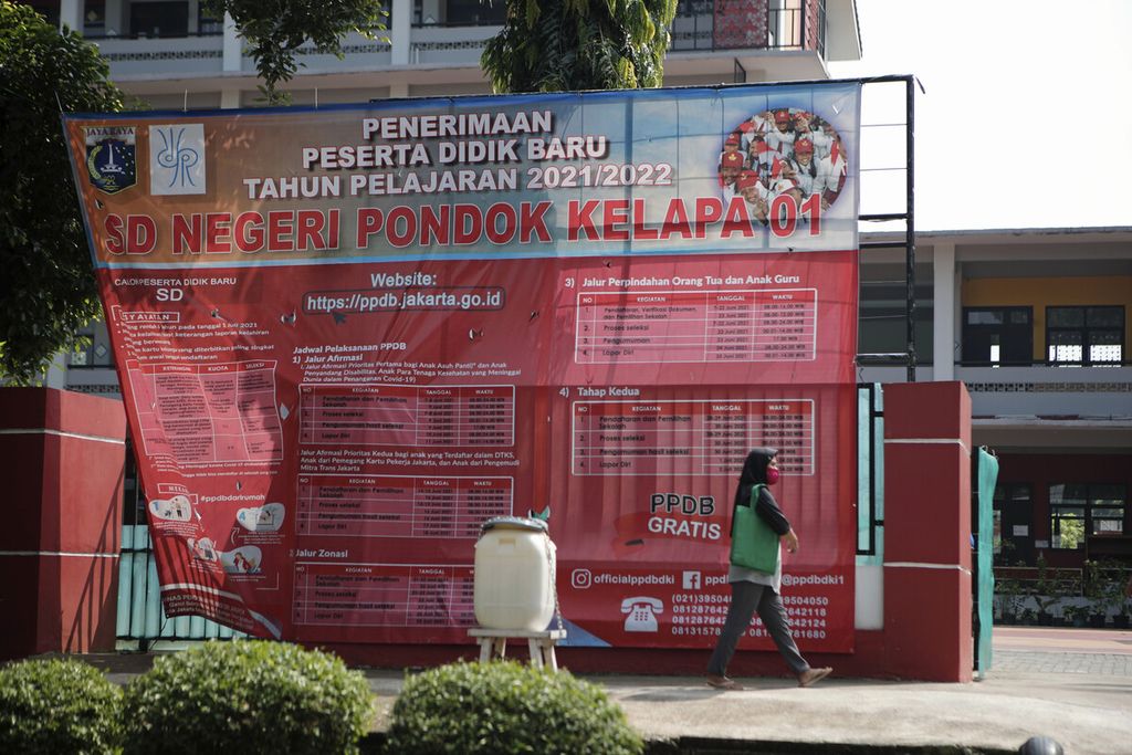 Orang tua murid menuju posko pelaksanaan penerimaan peserta didik baru (PPDB) di SD Negeri Pondok Kelapa 01, Jakarta Timur, Senin (7/6/2021). 