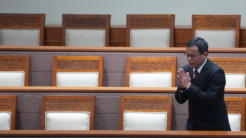 Guntur Hamzah saat disahkan menjadi hakim konstitusi dalam rapat paripurna di Ruang Sidang Paripurna DPR , Jakarta, 29 Agustus 2022. 