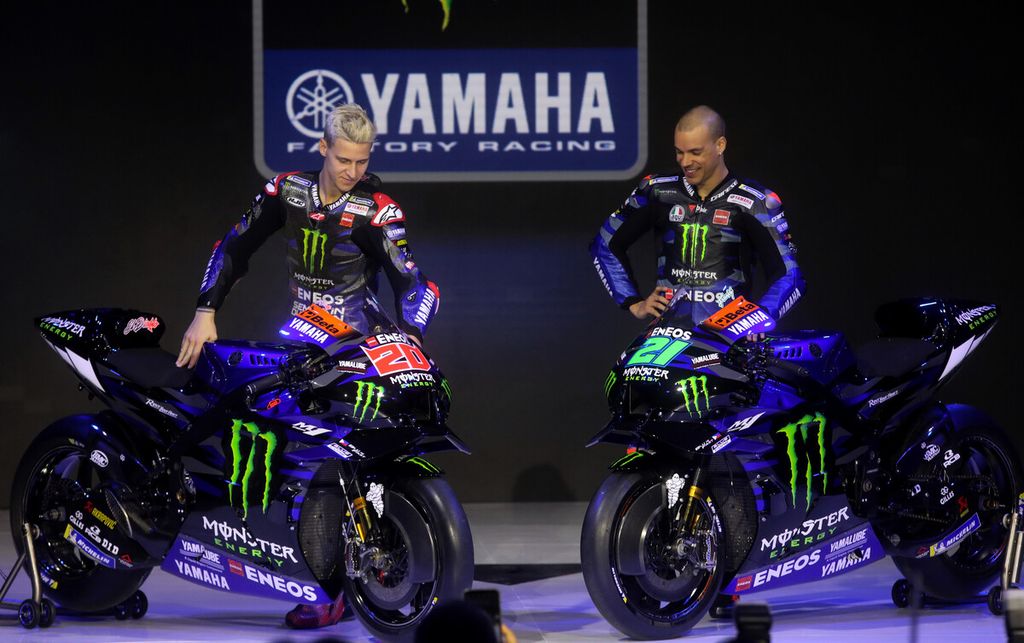Pebalap Monster Energy Yamaha MotoGP Team, Fabio Quartararo (kiri) dan Franco Morbidelli, menaiki sepeda motor Yamaha YZR M1 2023 saat peluncuran perdana tampilan <i>livery</i> musim balap 2023 di Jakarta, Selasa (17/1/2023). 