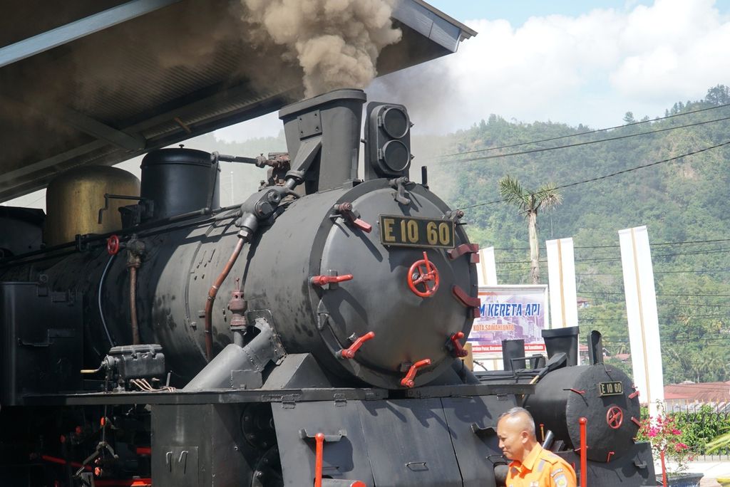 Kereta api uap Mak Itam bersiap-siap untuk perjalanan perdana saat diresmikan untuk beroperasi kembali di Stasiun Sawahlunto, Kelurahan Pasar, Kecamatan Lembah Segar, Kota Sawahlunto, Sumatera Barat, Selasa (20/12/2022). 