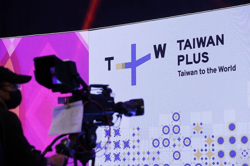 Kamerawan mengambil gambar acara peluncuran saluran televisi Taiwan berbahasa Inggris, TaiwanPlus, di Taipei, Senin (3/10/2022). 