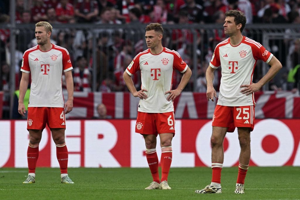 Reaksi pemain Bayern Muenchen, dari kiri ke kanan, bek Matthijs de Ligt, gelandang Joshua Kimmich, dan penyerang Thomas Mueller, setelah Bayern dikalahkan RB Leipzig pada laga Liga Jerman di Muenchen, Jerman, 20 Mei 2023. 