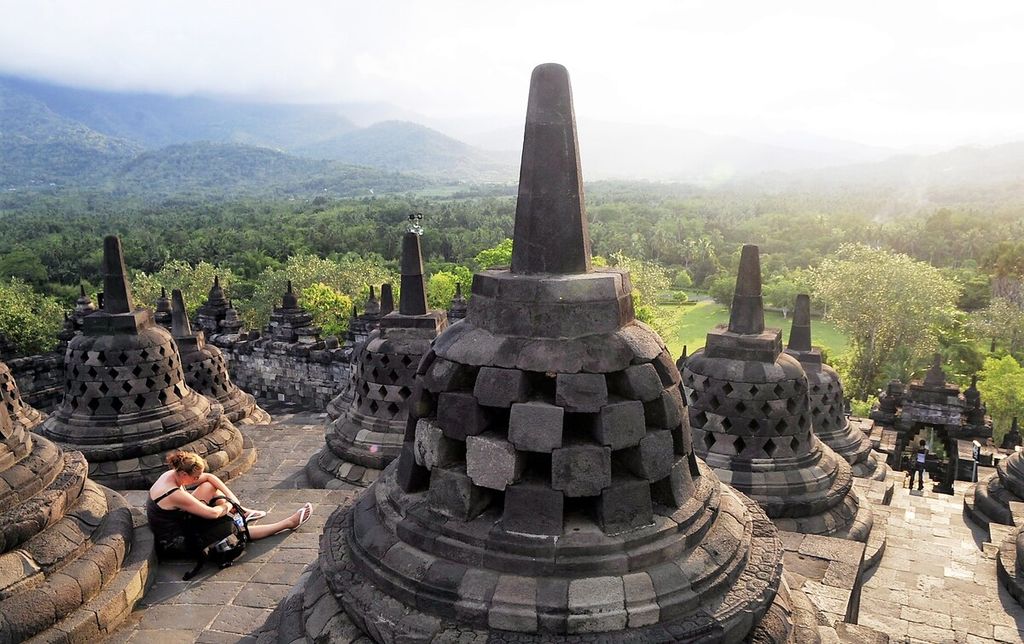 Wisatawan menikmati senja di antara stupa Candi Borobudur, Kabupaten Magelang, Jawa Tengah, beberapa waktu lalu.