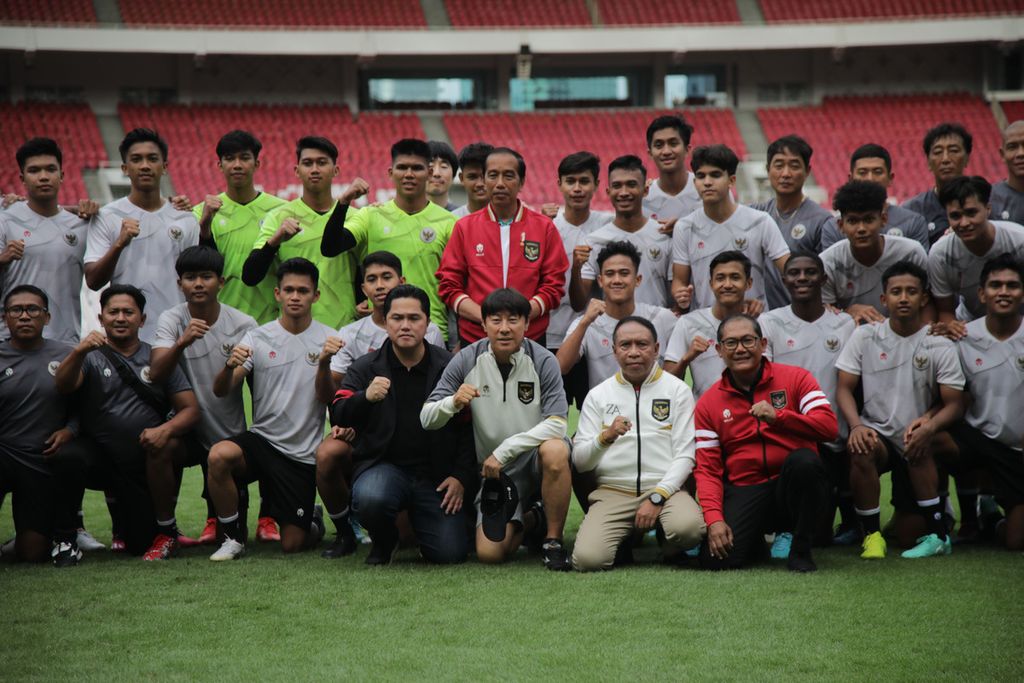 Presiden Joko Widodo berfoto bersama para pemain tim Indonesia U-20 dan tim kepelatihan di Stadion Utama Gelora Bung Karno, Jakarta, Sabtu (1/4/2023). 