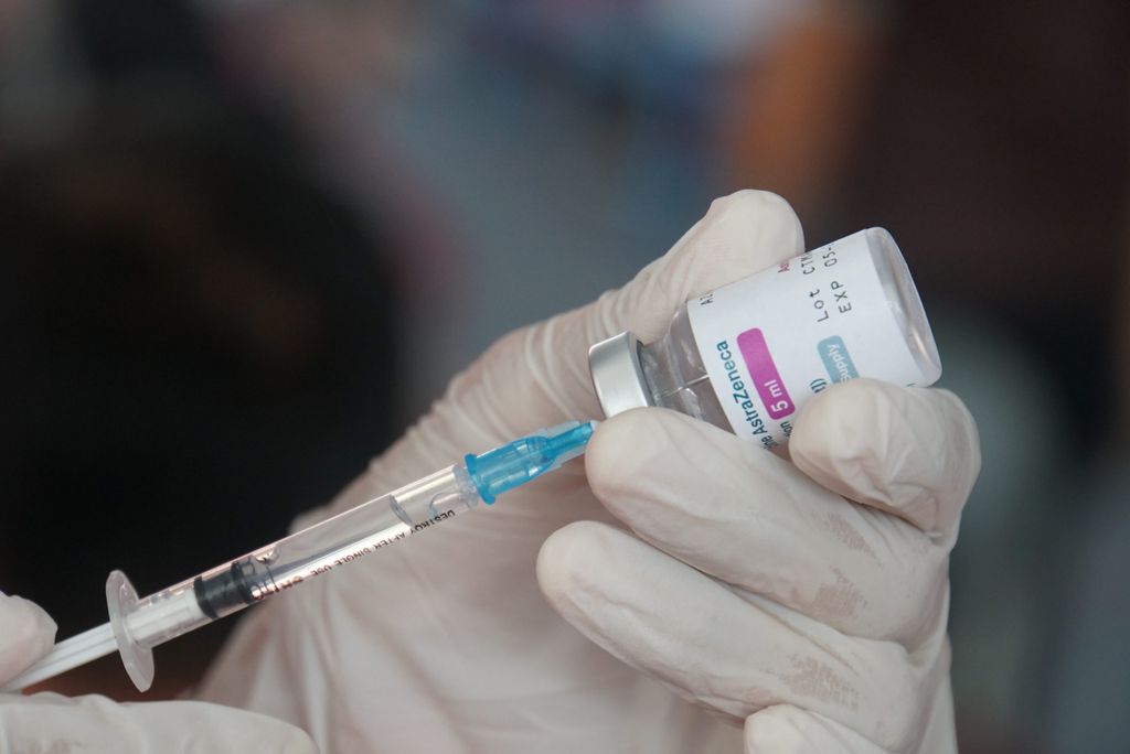 Vaksinator menyedot cairan vaksin Covid-19 bermerek AstraZeneca sebelum disuntikkan ke lengan penerima, Rabu (24/3/2021), dalam vaksinasi massal di Manado, Sulawesi Utara. Vaksinasi yang digelar di gelanggang olahraga Sekolah Eben Haezer Manado itu ditargetkan dapat menjangkau 400 penerima baru.
