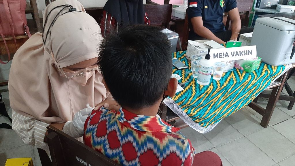Vaksinasi bagi anak di Pontianak, Kalimantan Barat, Jumat (11/2/2022).