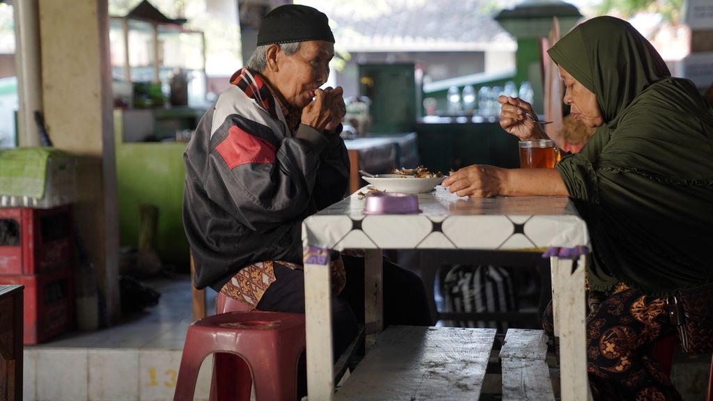 Warga lansia menikmati kuliner di Pasar Ngasem, Kelurahan Patehan, Kecamatan Kraton, Kota Yogyakarta, DI Yogyakarta, Senin (19/12/2022). 