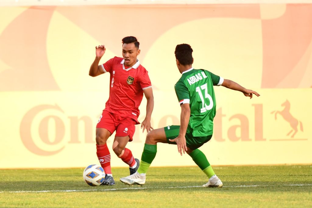 Pemain sayap Indonesia, Arkhan Fikri (kiri), berupaya melewati pemain Irak pada laga penyisihan grup Piala Asia U-20 2023 di Stadion Lokomotif, Tashkent, Uzbekistan, Rabu (1/4/2023) malam. Indonesia kalah, 0-2, pada laga itu.
