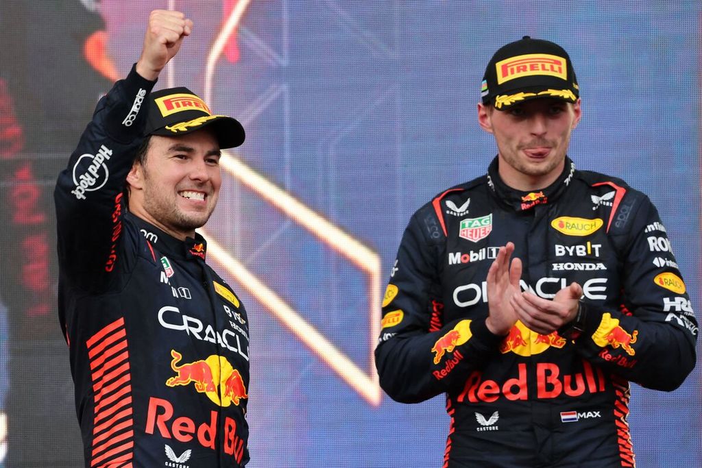 Pebalap Red Bull, Sergio Perez (kiri), merayakan kemenangannya di Formula 1 seri Azerbaijan, 30 April 2023. Rekan setimnya, Max Verstappen (kanan), finis kedua.
