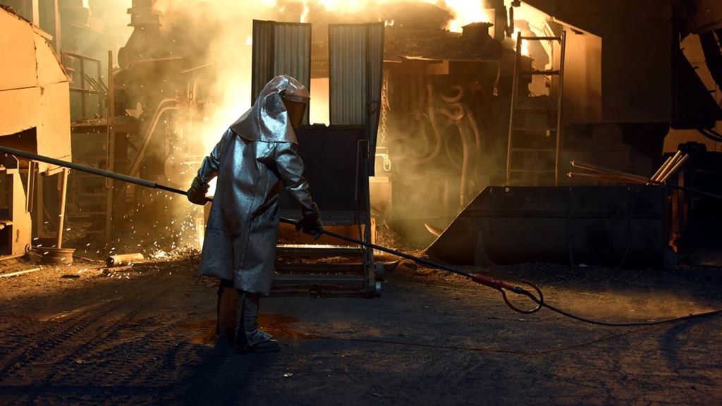 Pekerja pabrik baja memeriksa suhu logam cair di tungku di pabrik TMK Ipsco Koppel di Koppel, Pennsylvania, Amerika Serikat, 9 Maret 2019. Washington dilaporkan mencapai kesepakatan dengan Pemerintah Jepang untuk mencabut tarif impor baja sebesar 25 persen yang dikenakan AS sejak 2018. 