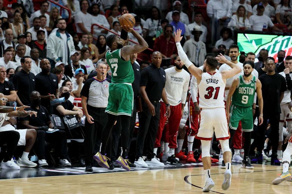 Pemain Boston Celtics, Jaylen Brown (kiri), melemparkan bola ke keranjang Miami Heat pada laga final ketujuh Wilayah Timur NBA di FTX Arena, Miami, Florida, Senin (29/5/2022). Celtics menang dengan skor 100-96 dan berhak maju ke babak final <i>playoff </i>NBA.