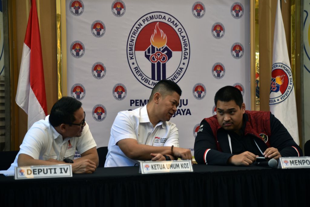 Deputy IV for Increasing Sports Performance of the Ministry of Youth and Sports (Kemenpora) Surono (left), President of the Indonesian Olympic Committee (KOI) Raja Sapta Oktohari (center) and Menpora Dito Ariotedjo (right) amidst a press conference announcing the Indonesian contingent at SEA Games Cambodia 2023 at Kemenpora office, Jakarta on Monday (4/17/2023).