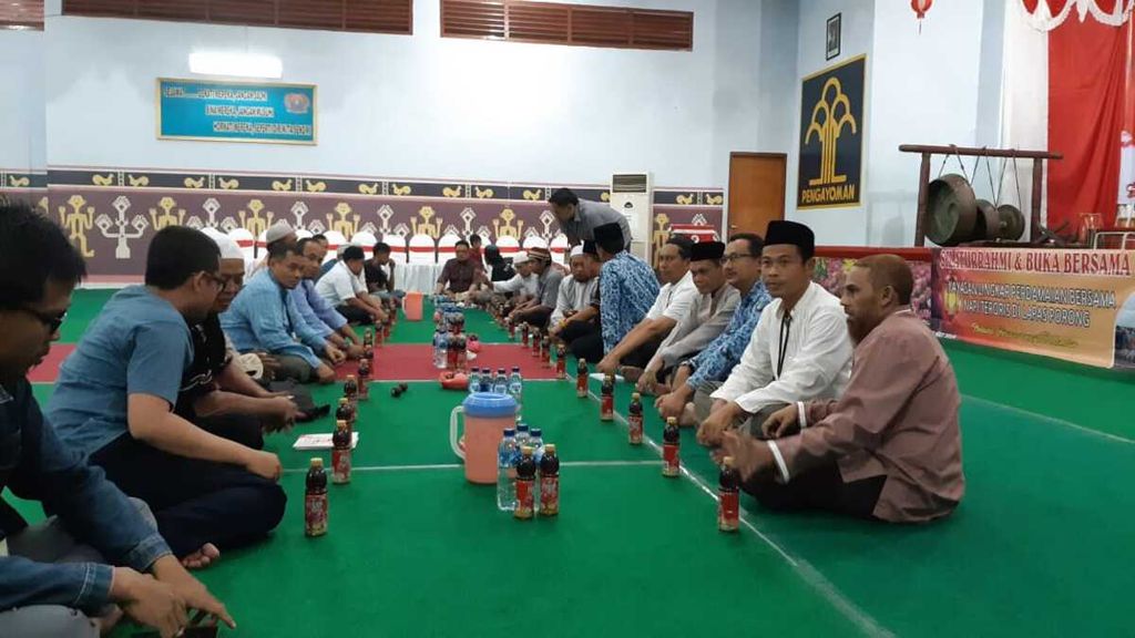 Suasana buka bersama mantan napiter dengan napiter di Lapas Porong, Sidoarjo, Senin (20/5/2019).