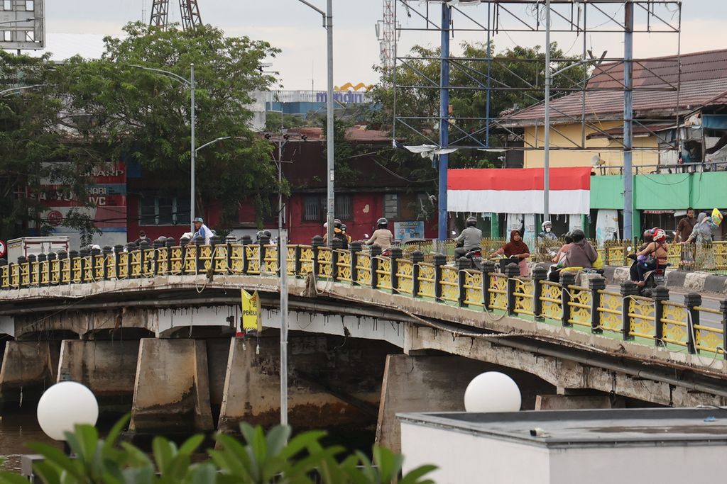 Warga melintasi Jembatan Antasari di atas Sungai Martapura, Kota Banjarmasin, Kalimantan Selatan, Senin (29/8/2022). Kota Banjarmasin berpenduduk lebih dari 662.230 jiwa.