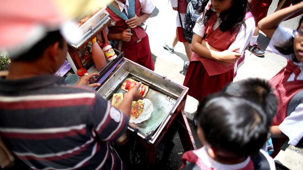 Pelajar di salah satu sekolah dasar di kawaan Tanah Abang, Jakarta, membeli jajanan di pedagang kaki lima setelah pulang sekolah, Selasa (26/1/2016). Kewaspadaan terhadap bahan makanan yang dijual dapat mencegah anak-anak sekolah terhindar penyakit. 