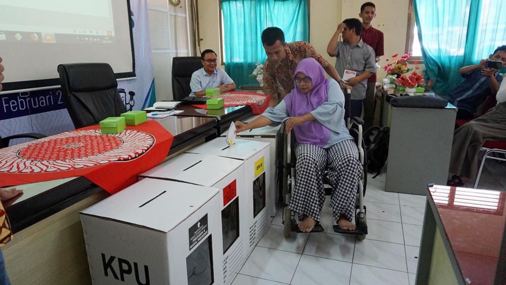 Penyandang disabilitas melakukan simulasi memasukkan surat suara dalam sosialisasi pemilu oleh KPU Banyumas, Rabu (20/2/2019), di Purwokerto, Banyumas, Jawa Tengah. Di Banyumas ada 3.486 penyandang disabilitas dan membutuhkan TPS yang ramah difabel.