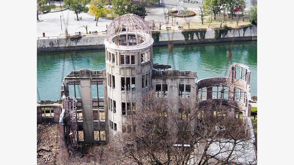 Kubah bom atom Hiroshima yang merupakan bekas gedung pameran produk industri menjadi saksi betapa merusaknya senjata nuklir yang digunakan dalam perang. Foto diambil 11 Februari 2017.
