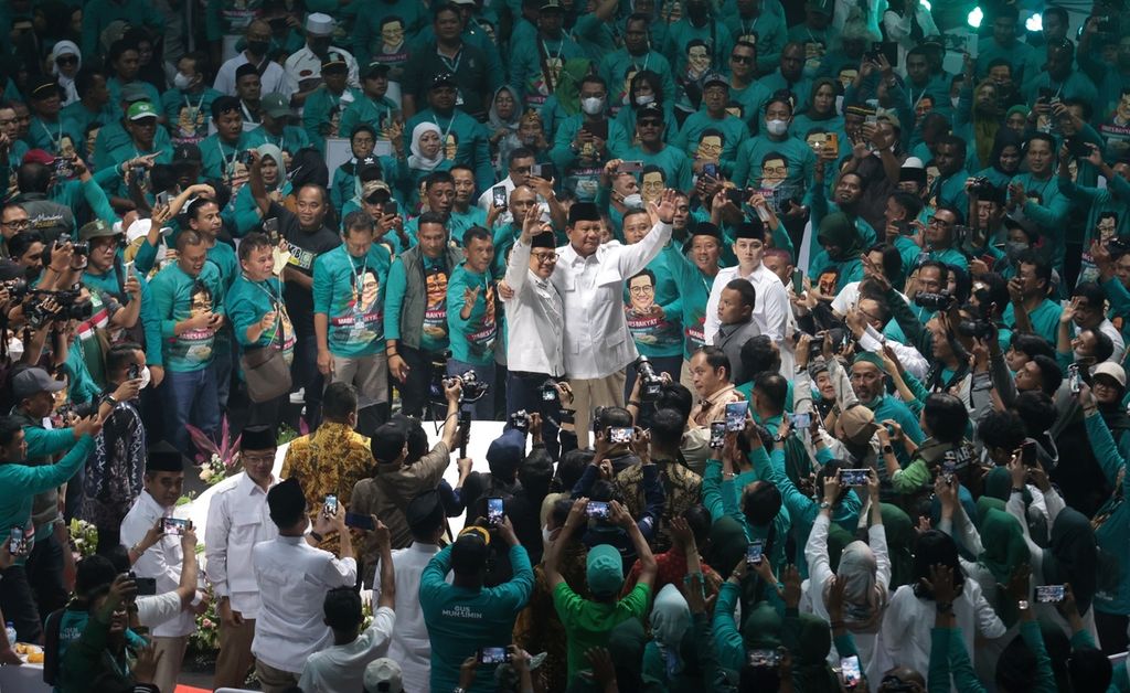 Ketua Umum Partai Kebangkitan Bangsa (PKB) Muhaimin Iskandar (kiri) dan Ketua Umum Partai Gerindra Prabowo Subianto (kanan) hadir dalam PKB Road to Election yang digelar di Tennis Indoor, Gelora Bung Karno, Jakarta, Minggu (30/10/2022).