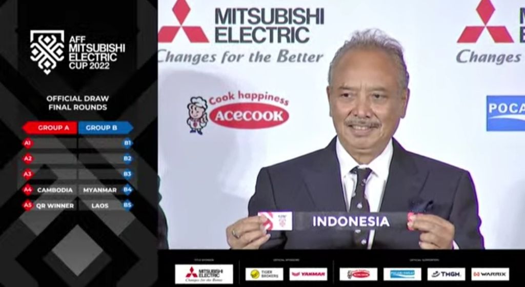 Dato Sri Francisco Kalbuadi Lay, Wakil Presiden Federasi Sepak Bola ASEAN (AFF), menunjukkan kertas undian bertuliskan "Indonesia" pada undian babak penyisihan grup Piala AFF 2022 di Bangkok, Thailand, Selasa (30/8/2022). 