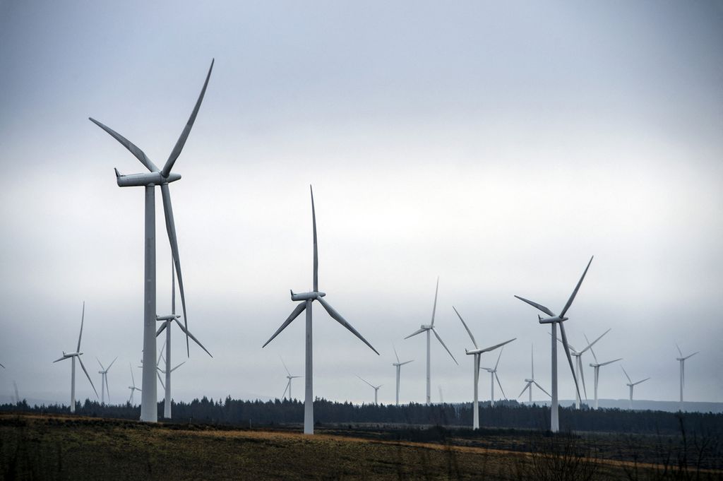 Turbin angin beroperasi di Eaglesham Moor, barat daya Glasgow, Skotlandia, Inggris Raya, 17 Januari 2022. Kompleks ini merupakan ladang angin darat terbesar di Inggris. Kabarnya, keseluruhan 215 turbin mampu menghasilkan listrik hingga 539 megawatt.