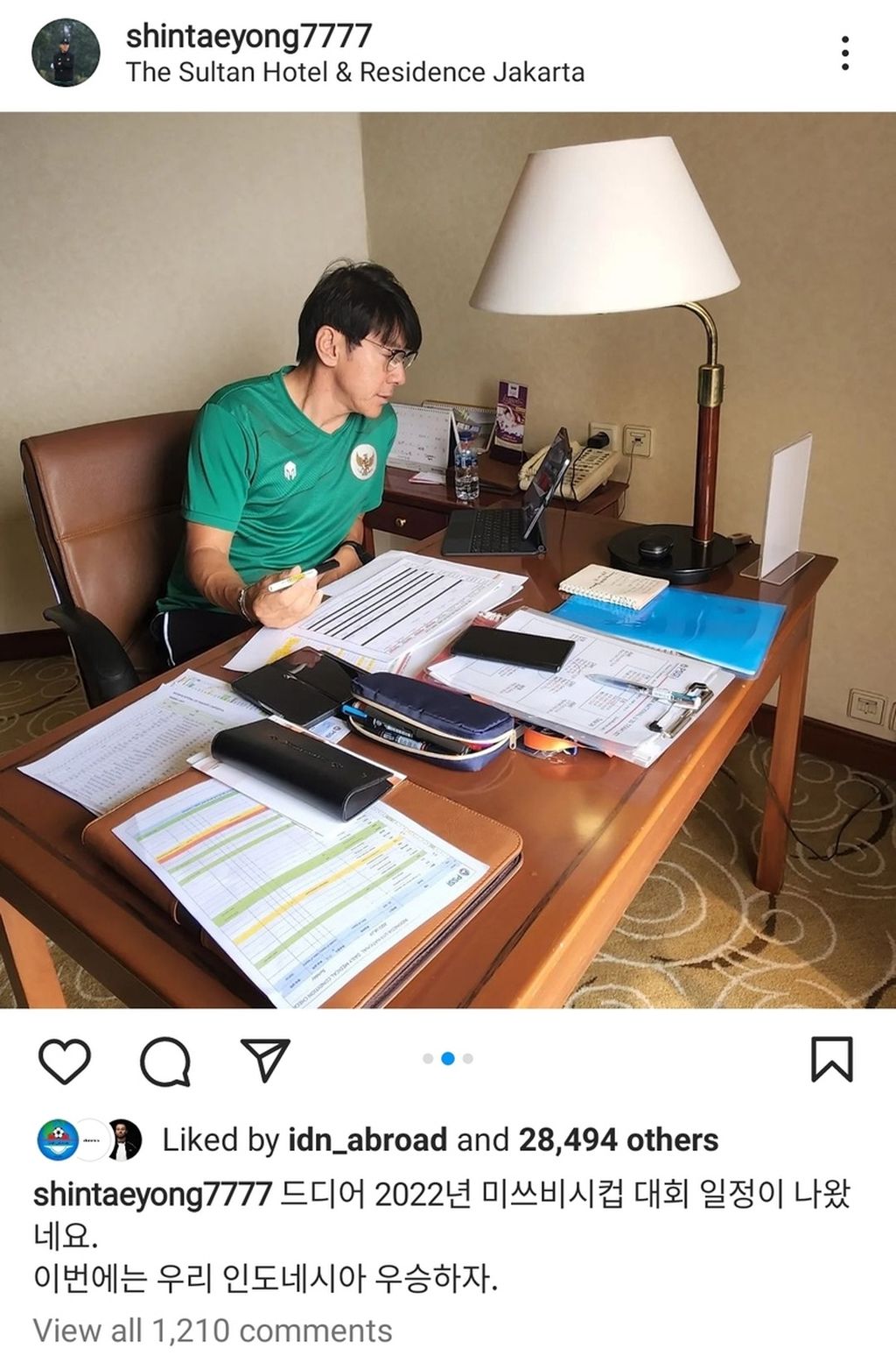 Pelatih Indonesia Shin Tae-yong mengunggah fotonya tengah memerhatikan undian babak penyisihan Piala AFF 2022 secara virtual melalui gawainya, Selasa (30/8/2022). Shin berambisi membawa tim "Garuda" juara.