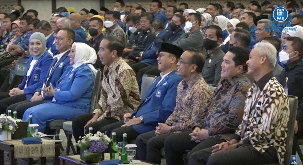 Presiden Jokowi, Gubernur Jawa Tengah Ganjar Pranowo, dan Menteri BUMN Erick Thohir saat menghadiri pembukaan Workshop dan Rakornas PAN 2023 di Semarang, Jateng, 26 Februari 2023.
