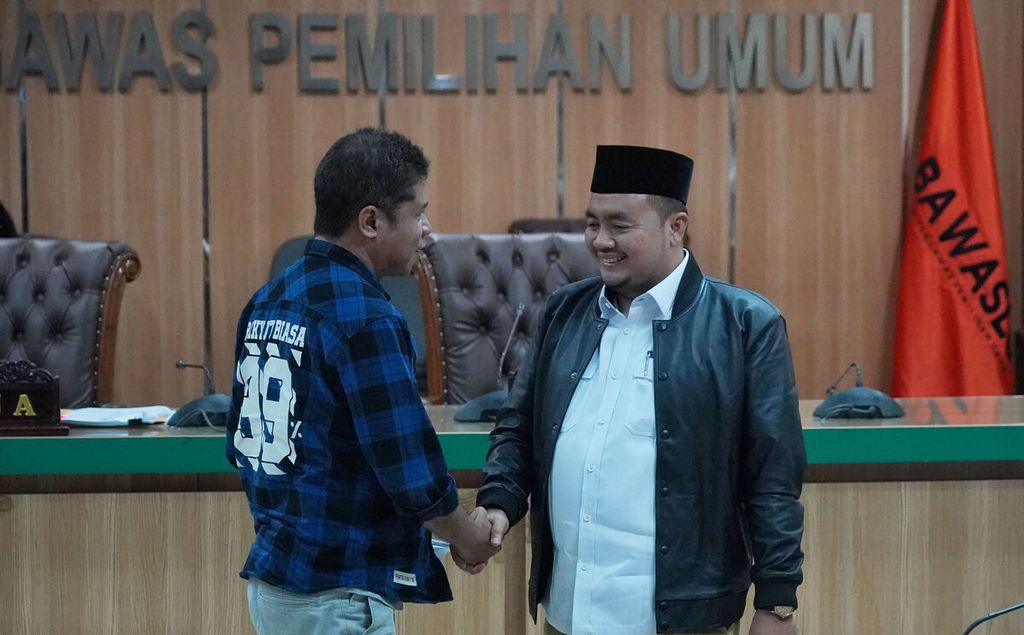 Sekjen DPP Prima Toweeks Octavianus Tobu Kik (kiri) bersalaman dengan Komisioner KPU Mohammad Abifuddin (kanan) usai sidang pengambilan keputusan penanganan dugaan pelanggaran administrasi penyelenggaraan Pemilu 2024 (Senin, Jakarta) 20/3/2023 ). 