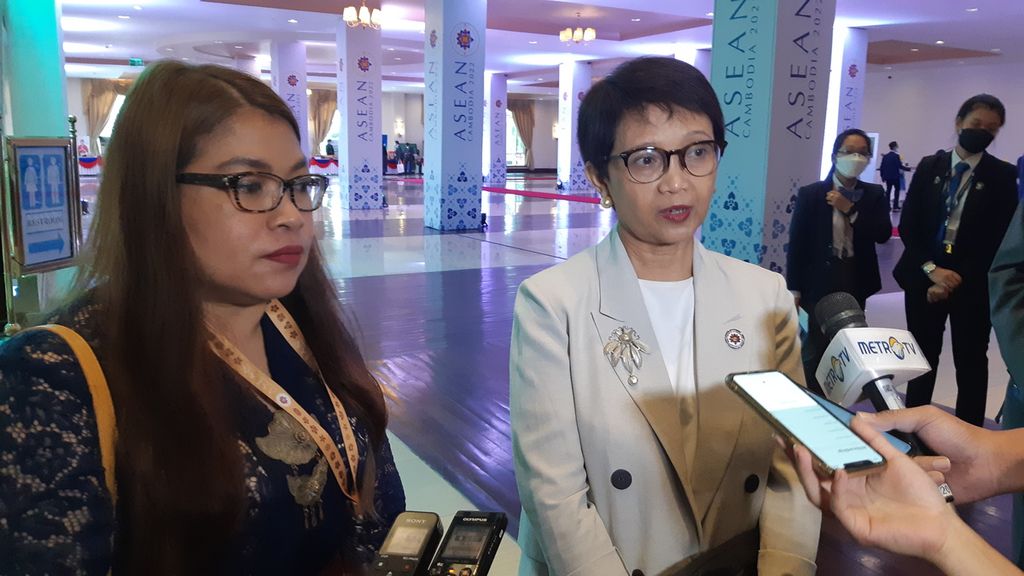 Menteri Luar Negeri Retno Marsudi (kanan) bersama dengan Perwakilan Indonesia untuk Komisi Hak Asasi Manusia ASEAN (AICHR) Yuyun Wahyuningrum memberi pernyataan pers seusai Pertemuan Para Menteri Luar Negeri ASEAN di Phnom Penh, Kamboja, Selasa (2/8/2022).