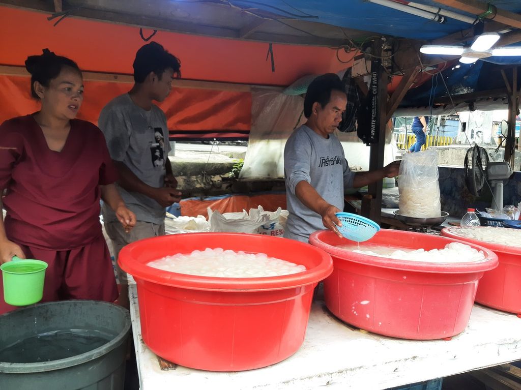 Pedagang kolang-kaling di Pasar Tanah Abang, Jakarta Pusat, Selasa (28/3/2023).