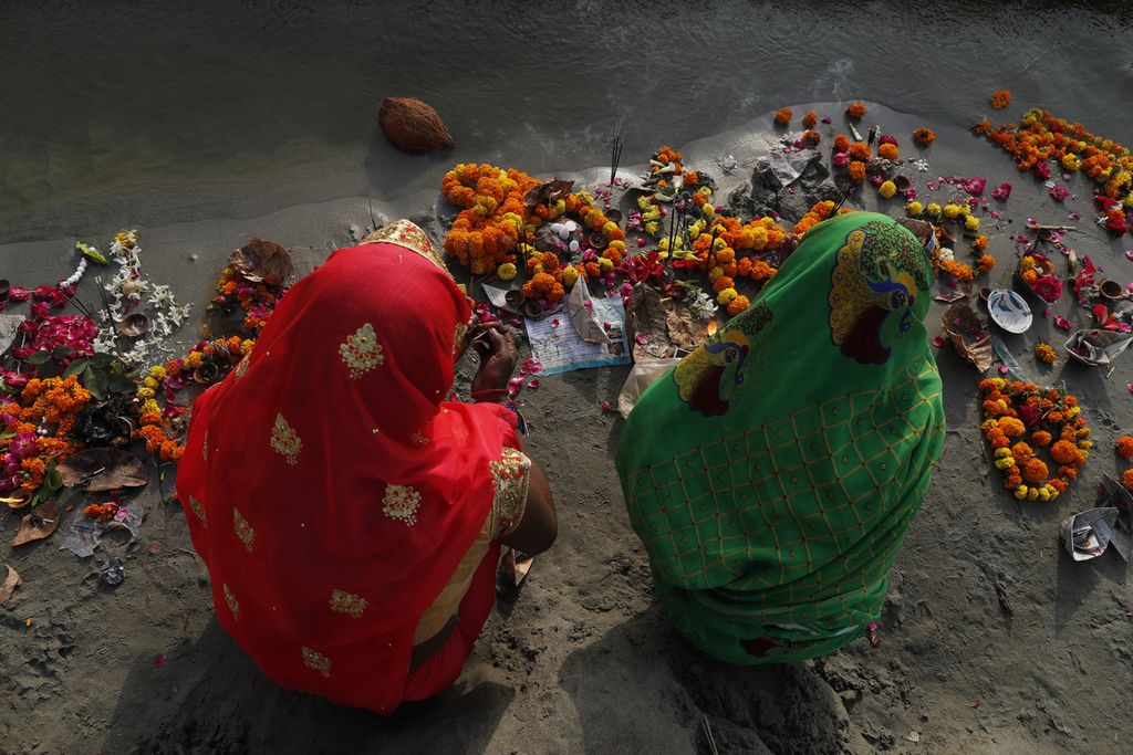 Aneka bunga yang dijadikan salah satu sesaji saat umat Hindu menjalani ritual pagi di Sangam, pertemuan sungai Gangga dan Yamuna, pada hari pertama Festival Navratri di Prayagraj, Uttar Pradesh, India, Selasa (13/4/2021). Navaratri berlangsung selama sembilan hari, dengan tiga hari masing-masing dikhususkan untuk memuja dewi keberanian Durga, dewi kekayaan Laksmi, dan dewi ilmu pengetahuan Saraswati. 
