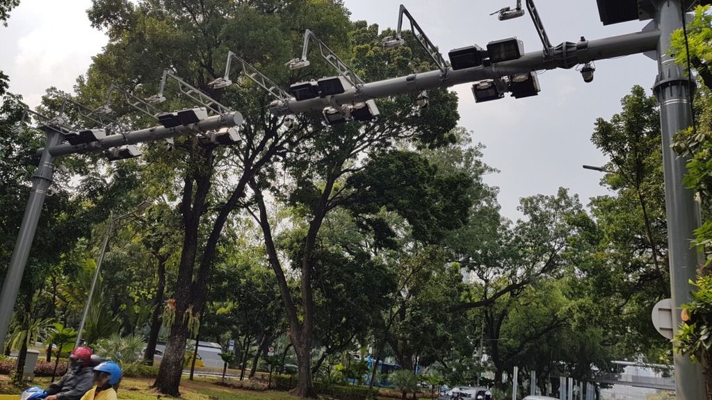 Tiang Electronic Road Pricing di Jalan Medan Merdeka Barat, Jakarta Pusat, Senin (15/10/2018). Harapannya, ERP dapat mengatasi kemacetan yang terjadi di ibu kota.