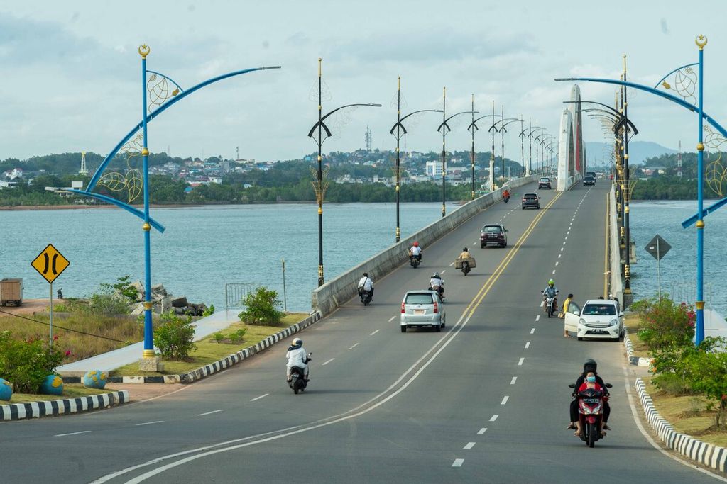 Sejumlah kendaraan melintas di Jembatan Dompak, Kota Tanjung Pinang, Kepulauan Riau, Rabu (10/2/2021). 