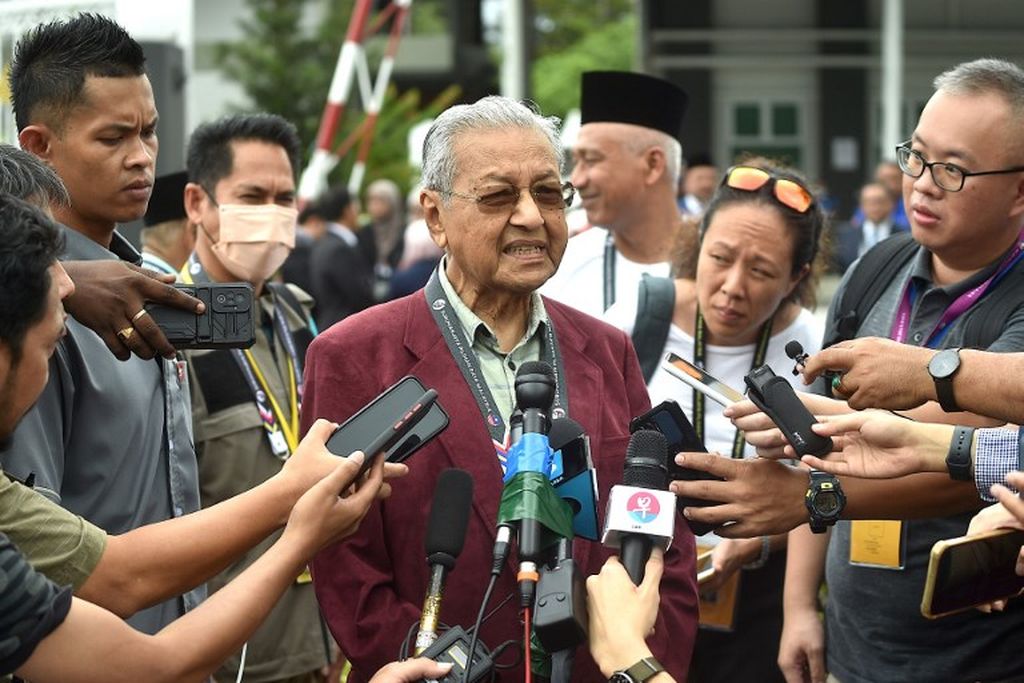 Mantan Perdana Menteri Malaysia dan pendiri Gerakan Tanah Air, Mahathir Mohamad, berbicara kepada pers di Pulau Langkawi, 5 November 2022.