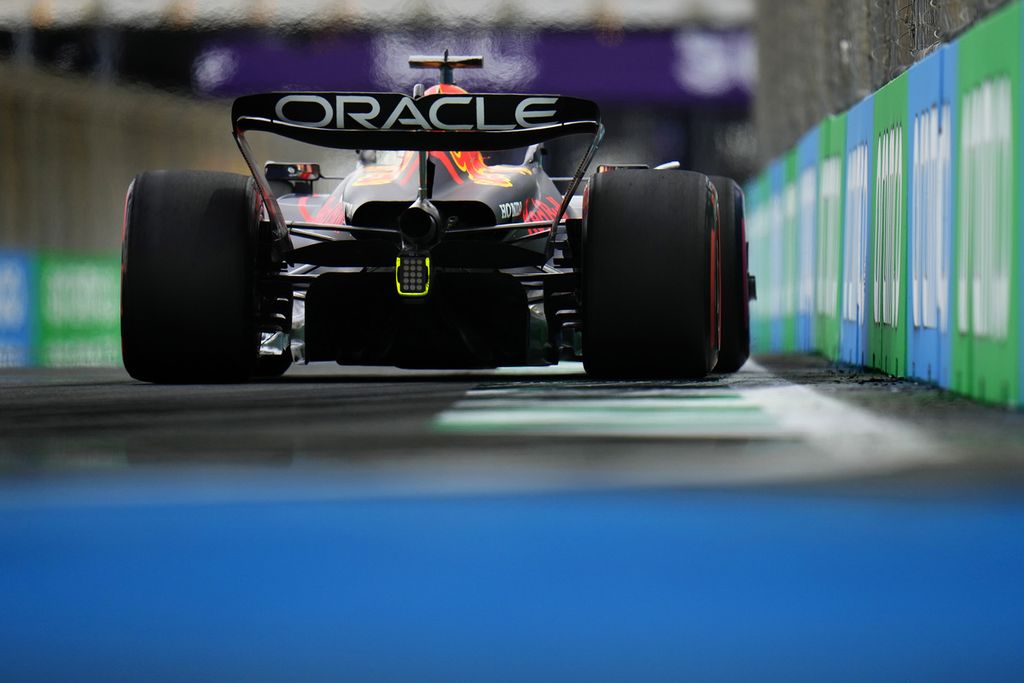 Pebalap Red Bull, Max Verstappen, memacu mobilnya saat sesi latihan bebas ketiga balapan Formula 1 seri Arab Saudi akibat kerusakan pada mesin mobilnya di Sirkuit Jeddah Corniche, Jeddah, Sabtu (18/3/2023). 