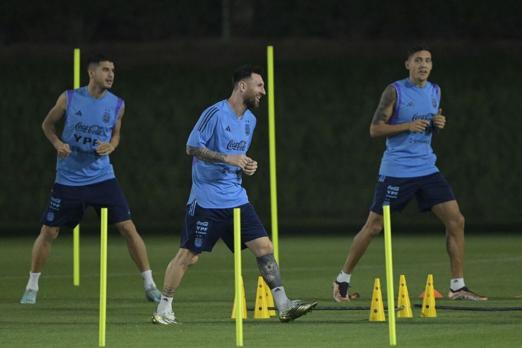 Argentina's forward Lionel Messi (C) attends a training session at Qatar University in Doha, on December 6, 2022 during the Qatar 2022 World Cup football tournament. 