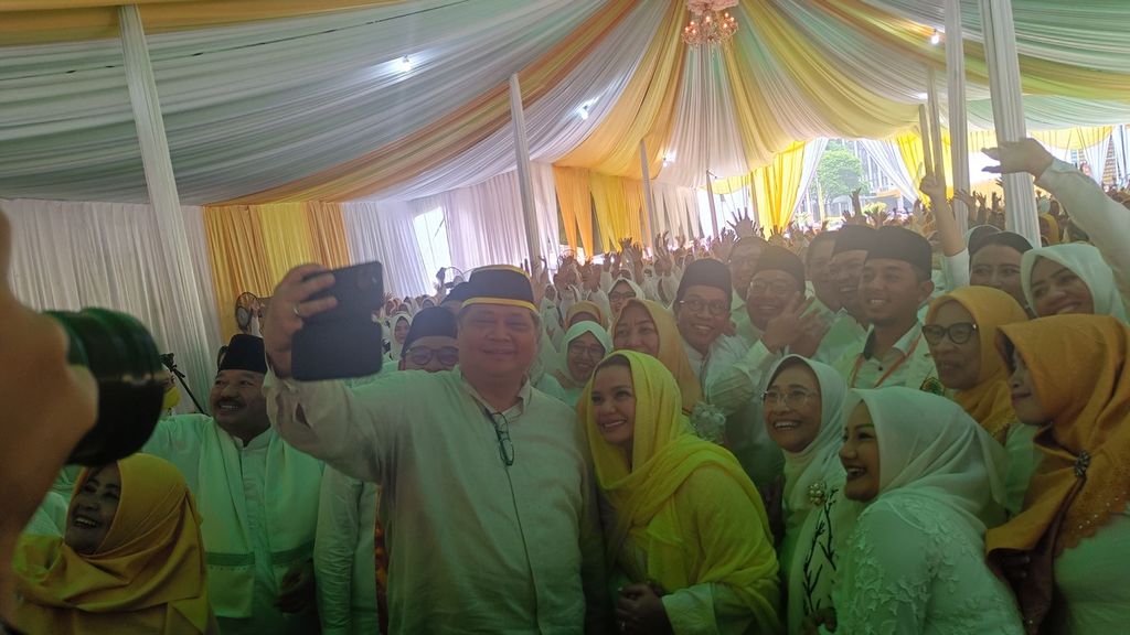 Ketua Umum Partai Golkar Airlangga Hartarto berfoto bersama dengan para kader Golkar dan peserta Pengajian Akbar Keluarga Besar Partai Golkar Menyambut Bulan Ramadhan 1444 Hijriah, di Kompleks Dewan Pimpinan Pusat (DPP) Partai Golkar, Jakarta, Minggu (19/3/2023).